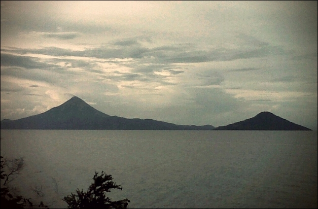 Volcan Momotombo, left, and Momotombito on the right (Celia Zamora on Pinterest).