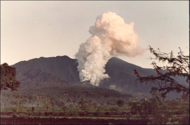 Galunggung eruption 1982 (© ukur via Panoramio)