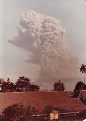 Galunggung 1982 eruption. (via @infoVolcano, Twitter)