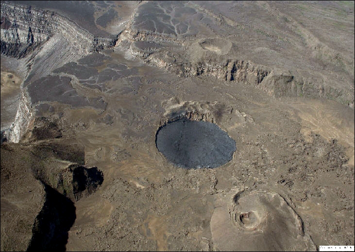 The pit crater (created 1918?) in the Karthala caldera is filled to the brim with new lava. 17/01/2007. (© OVK)