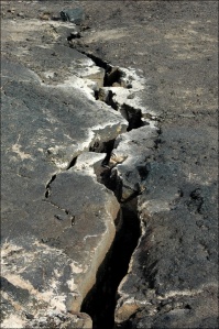  Ardoukôba Fissure, where the Somalian plate (right) is departing from the Nubian plate (left). (© Rolfcosar, via Wikimedia)