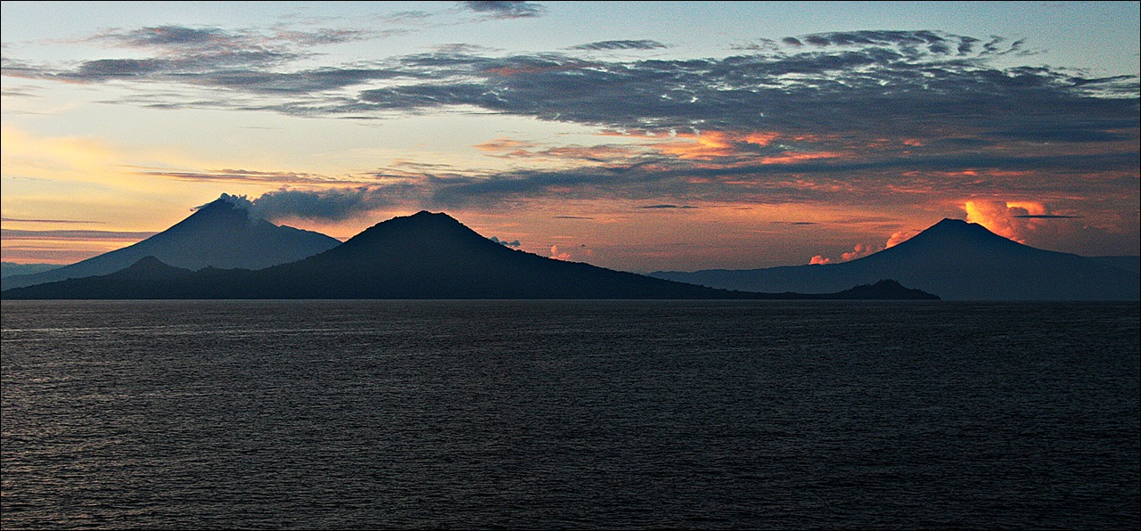 On the volcanic front of the New Britain Island Arc: from left to right, Ulawun, Lolobau, and Bamus volcanoes in New Britain. (© Richard Arculus, via Flickr)