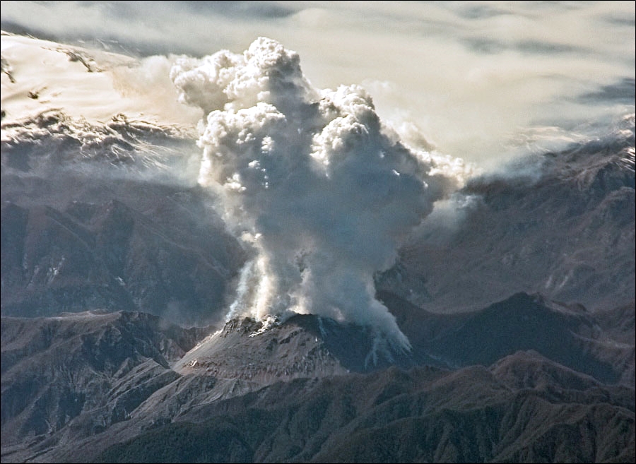 The Chaitén volcano in eruption, October 2008 (© Gerard Prins, via Wikimedia)