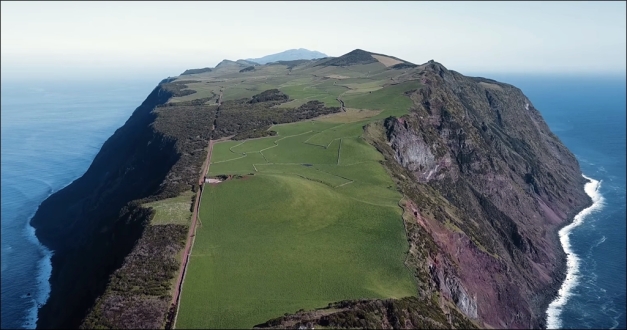Western end of São Jorge. It seems that the tops of the old volcanoes on both ends of the island have been eroded away. This part at least is almost absolutely flat. (Screenshot from video by Lion Manuel on YT)