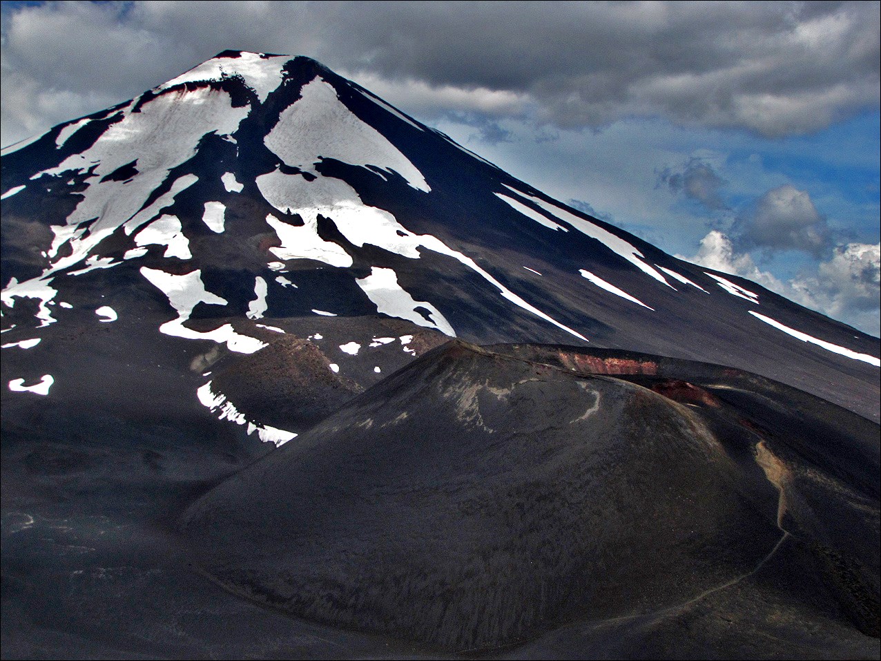 Lonquimay volcano behind the Christmas crater. Photo taken towards the SW. (© Andeshandbook, Alvaro Vivanco)