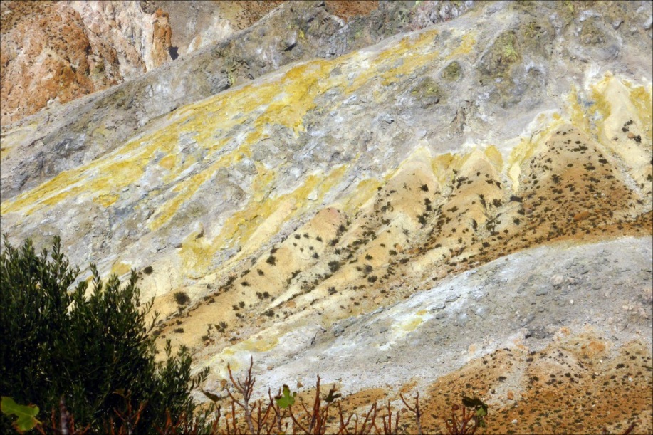 Sulfur deposits on the outer slopes of Polyvotis crater.