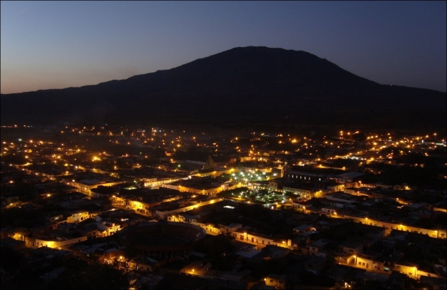 Night arrives in Ahuacatlán with Ceboruco standing dark against the sky. (© iswy, via mapio.net)