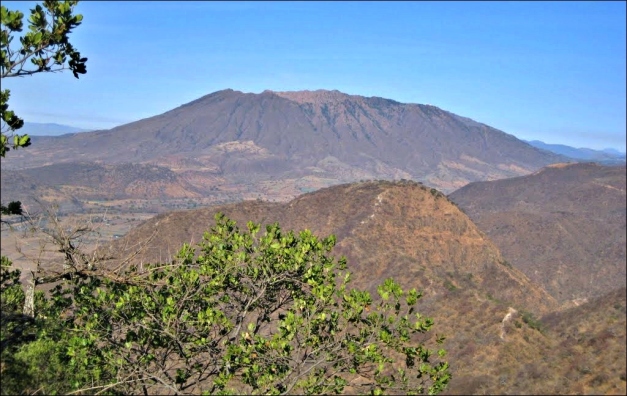View from Los Aguajes in the east of Volcán Ceboruco. (© Juan Castillo Campos, via mapio.net)